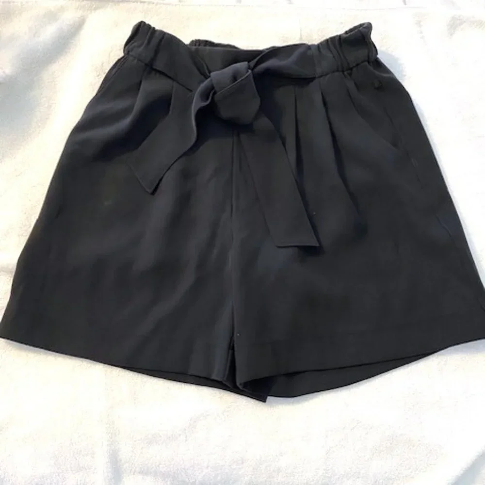 Lululemon Noir Shorts Women’s Black Pockets High Rise Elastic Waist Size 4